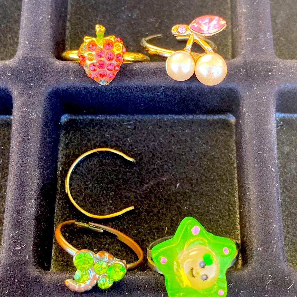 Very cute girls rings set of 4